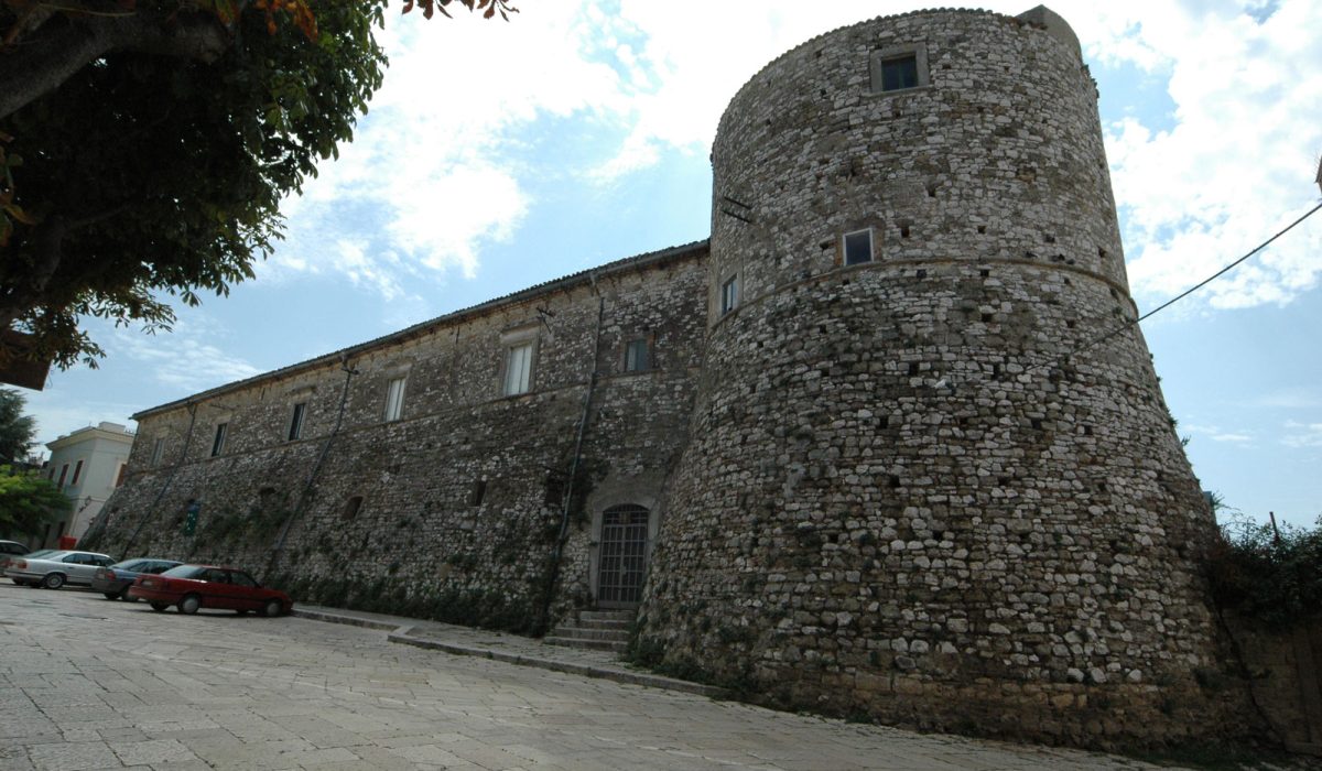 Palazzo-baronale-apricena